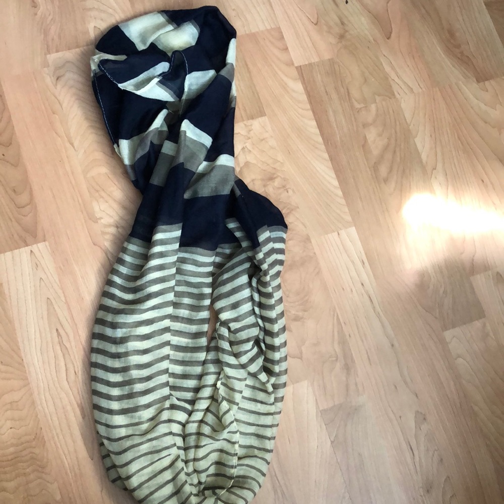 Lightweight spring scarf - Picture 4 of 4